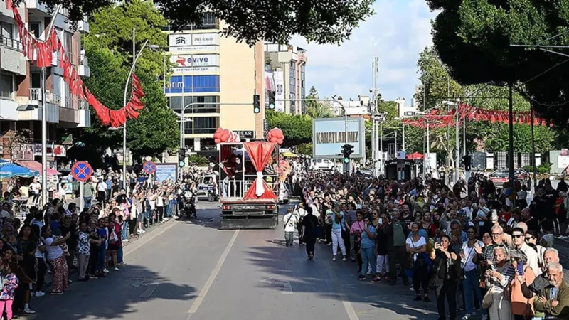 Altın Portakal Coşkusu: Festival Başladı, Ünlüler Antalya'yı Salladı!