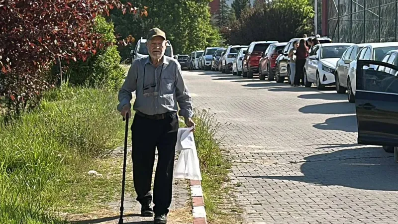 81 Yaşındaki Aday Yine YKS'de! Bastonuyla Sınava Damga Vurdu
