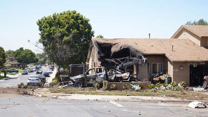 ABD'de Uçak Faciası! Evlerin Üzerine Düştü: San Diego Yanıyor