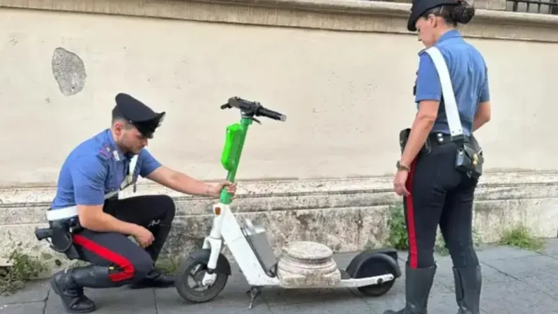 Roma'da Skandal! Alman Turist Antik Eseri Scooter'la Çaldı!