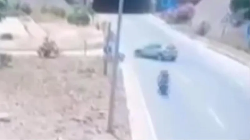Antalya'da Feci Kaza: Motosikletler ve Otomobil Çarpıştı!