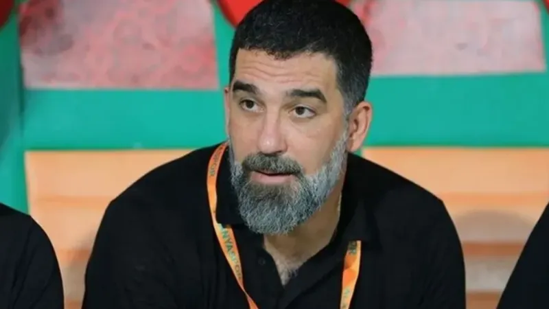 Arda Turan maçtan atıldı: Genç teknik adam kime kafayı taktı?