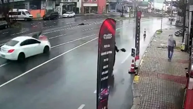 Avcılar'da alışverişten dönen yayaya otomobil çarptı! Kaza anı kamerada