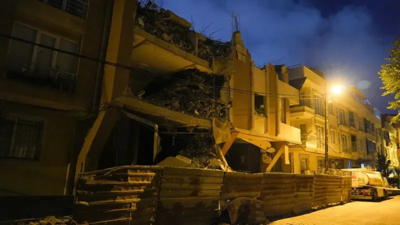 Avcılar'da panik: 6 katlı binada çökme oldu, apartmanlar boşaltıldı!