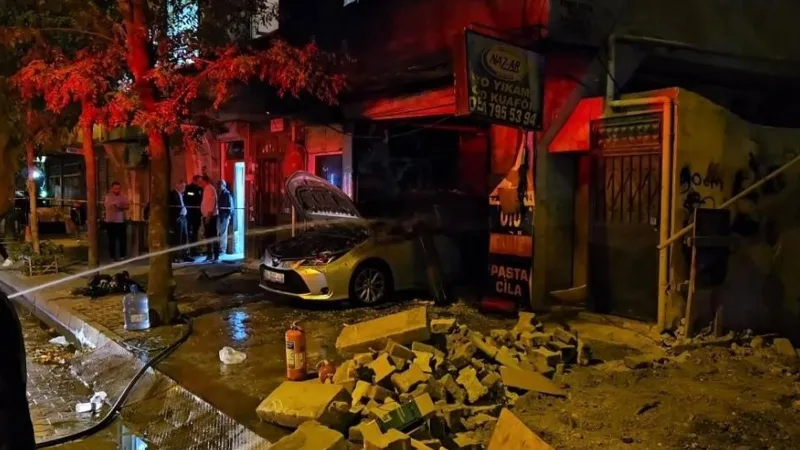 Bahçelievler'de Oto Tamircide Yangın! Boyalar Patladı, Panik Yaşandı!