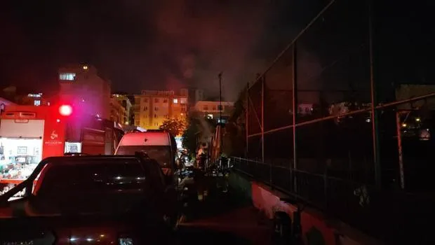 Bahçelievler'de oto tamirhane yangını! Çok sayıda araç kullanılamaz hale geldi