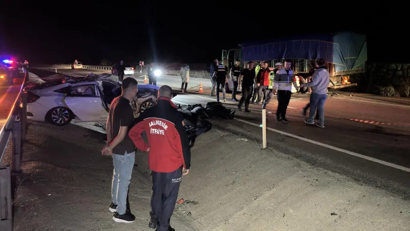 Balıkesir'de otomobil kamyona çarptı: 2 ölü