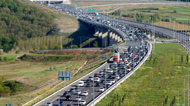 Bayram Trafiği Alarm Veriyor! Anlık Takipte Neler Oluyor?
