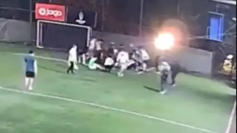 Halı Sahada Ölüm! 45 Yaşındaki Adam Futbol Oynarken Yığılıp Kaldı