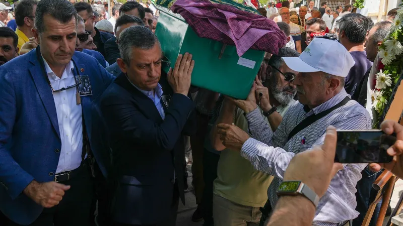 CHP lideri Özgür Özel, Manisa'da cenaze törenine katıldı