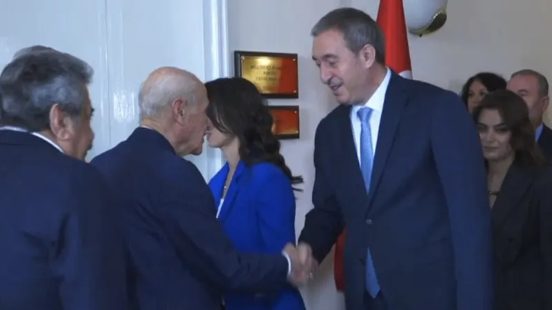 DEM Parti heyeti, MHP'yi ziyaret ediyor: Bahçeli, kapıda karşıladı