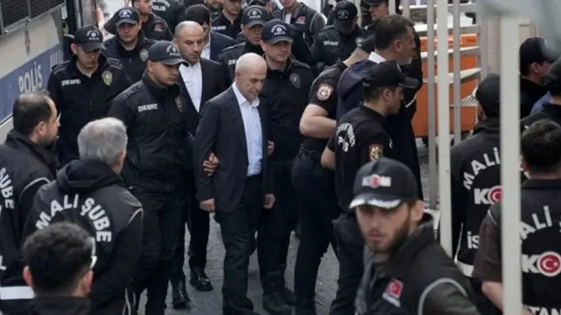 DEM Partili Çelenk, İBB operasyonunda gözaltına alınanların görüntülerinin yayınlanmasını Meclis gündemine taşıdı 