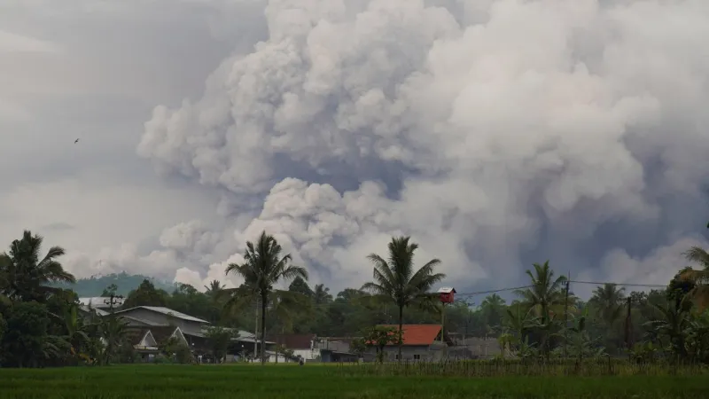 Endonezya'da yanardağ patlamasının ardından mahsur kalan 178 dağcı kurtarıldı
