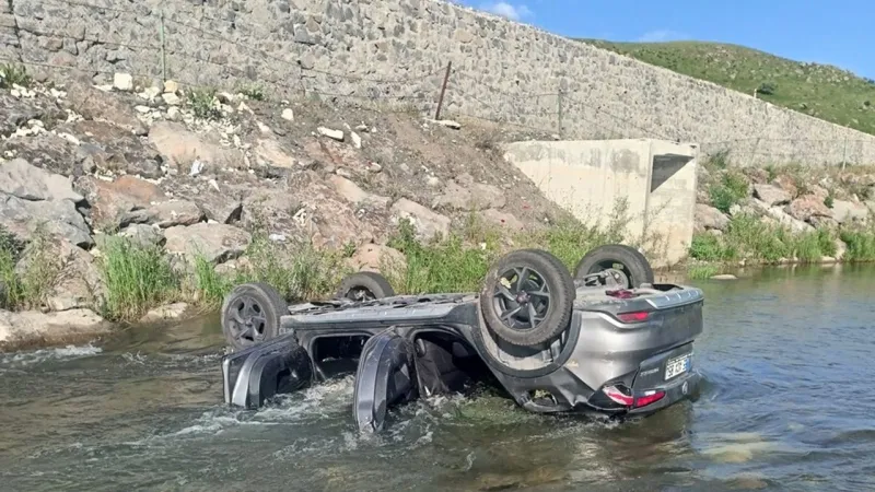 Erzurum'da dereye yuvarlanan otomobildeki 3 hayatını kaybetti