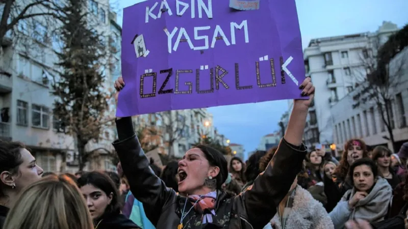 Mersin'de Şiddet Görüntüleri! Eşini Darp Eden Zanlı Tutuklandı mı?