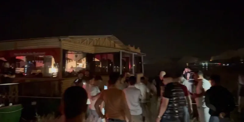 Fırat'ta Dehşet! Halatı Kopan Restoran Sürükleniyor, Müşteriler Mahsur!