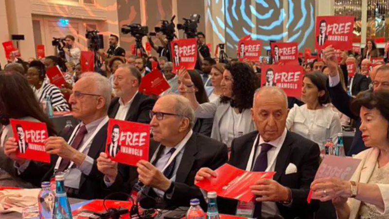 'Free İmamoğlu' pankartını kaldırmamaları gündem olmuştu; Sezai Temelli'den açıklama geldi: Önümüzde yoktu