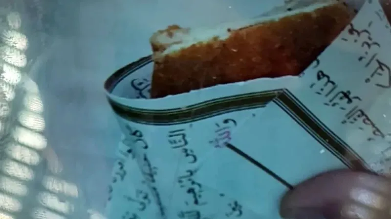Gaziantep'te Kur'an-ı Kerim'e saygısızlık! Okul kantincisi yaptığı tostları Kur'an-ı Kerim sayfalarına sardı