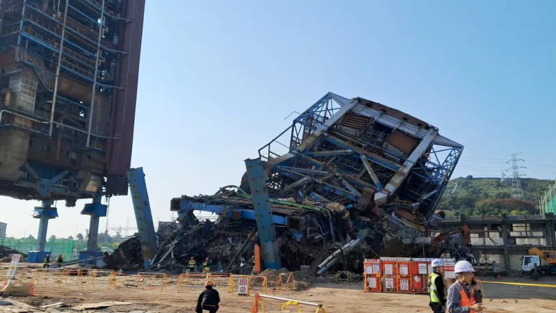 Güney Kore'de bir elektrik santralinde bina çöktü