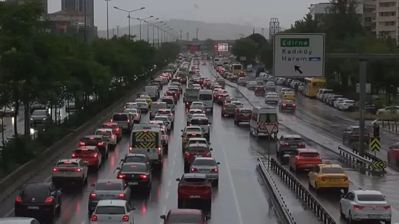 Haftanın ilk günü yağmur yağdı İstanbul'da trafik yoğunluğu yüzde 80'e ulaştı