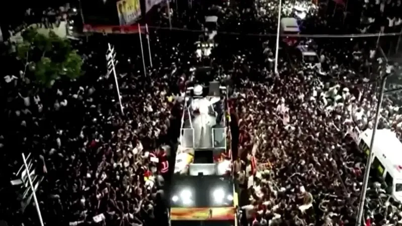 Hindistan'da "siyasi" izdiham! Oyuncu Vijay'ın partisinin mitingi kan gölüne döndü: 30'dan fazla ölü 50'den fazla yaralı