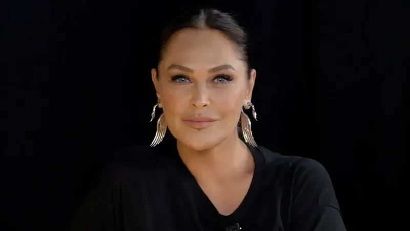 Hülya Avşar’dan ekrana dönüş: Fazilet rolü için başörtü takacak!