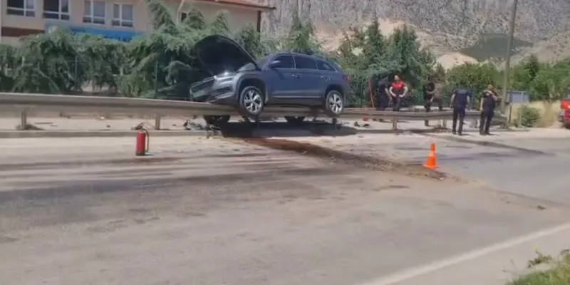 Amasya'da Şok Kaza! Otomobil Bariyerde Asılı Kaldı!