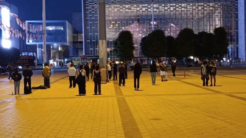 İstanbul'da dikkat çeken 'durma' eylemi: Çok sayıda gözaltı var