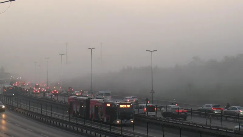 İstanbul'u Sis Yuttu! Trafik Felç, Göz Gözü Görmüyor!