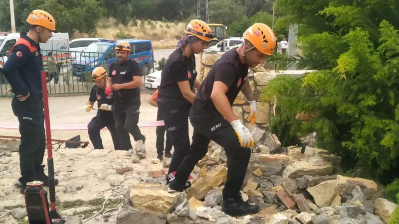 İzmir'de düğün salonunun dekoratif beton kemeri yıkıldı: 1 ölü, 1 yaralı