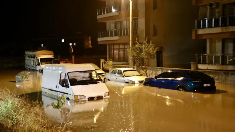 İzmir'de sağanak etkili oldu