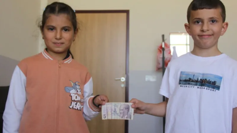 Kantinden aldığı parayı üstündeki yazıdan etkilenince sahibine teslim etti
