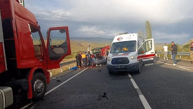 Kars'ta Korkunç Kaza: TIR Otomobili Biçti! 1 Ölü, 2 Yaralı