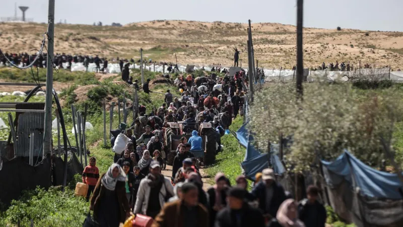 Katil İsrail saldırıları nedeniyle binlerce Filistinli Gazze kenti sahiline sıkıştı