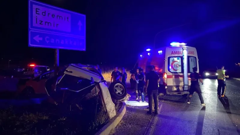 Kavşakta otomobiller çarpıştı: 1'i ağır, 3 yaralı