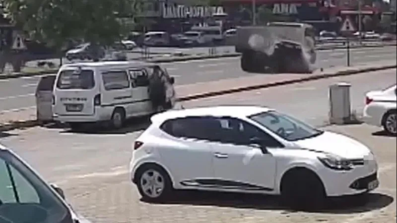 Kayseri'de hızla giden otomobil kamyona çarptı