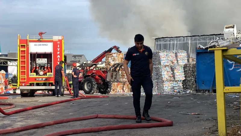 Kocaeli’de geri dönüşüm tesisinde yangın