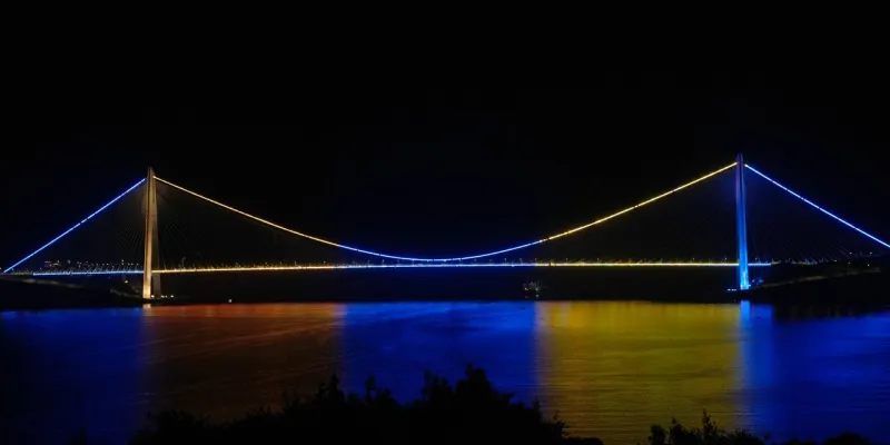 Fenerbahçe Şampiyonluğuyla Köprüler Sarı Lacivert! İstanbul Coştu!