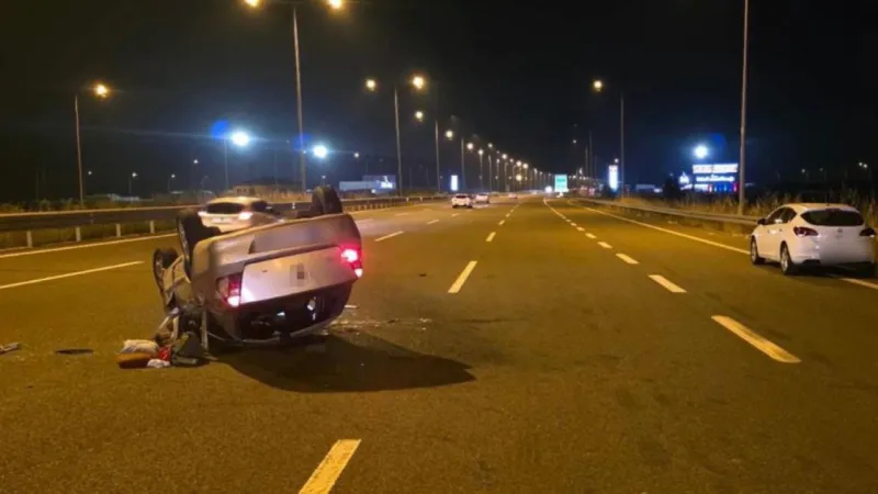 Küçük çocuk takla atan otomobilden yola savruldu: O anlar kamerada