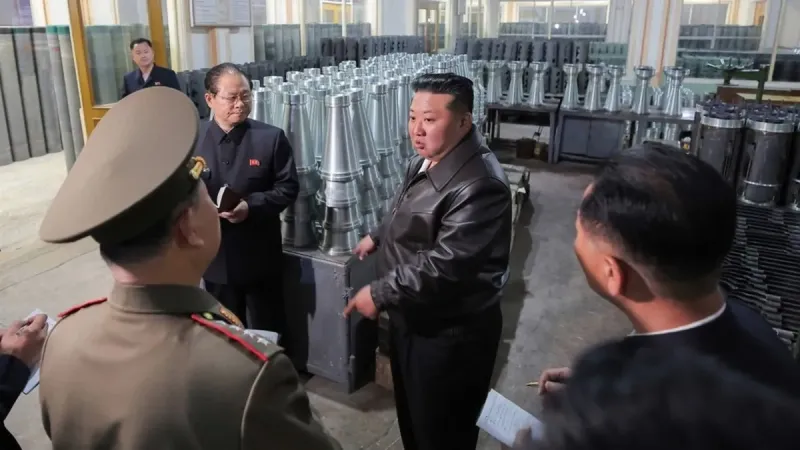 Kuzey Kore'de açılış töreninde fiyasko! Deniz destroyeri yan yattı Kim Jong Un küplere bindi