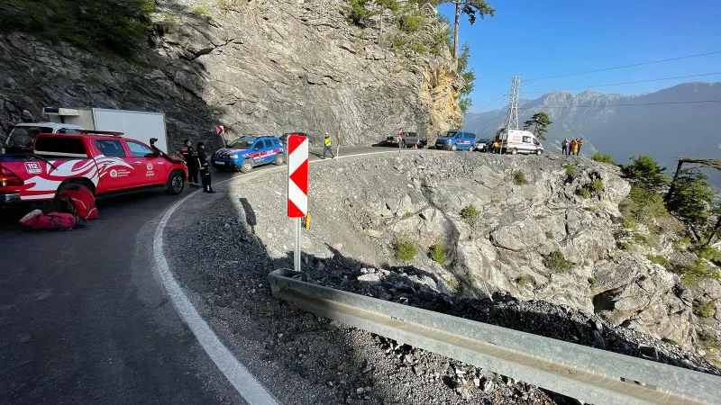 Antalya'da Feci Kaza! Otomobil Uçuruma Yuvarlandı: 1 Ölü, 1 Yaralı