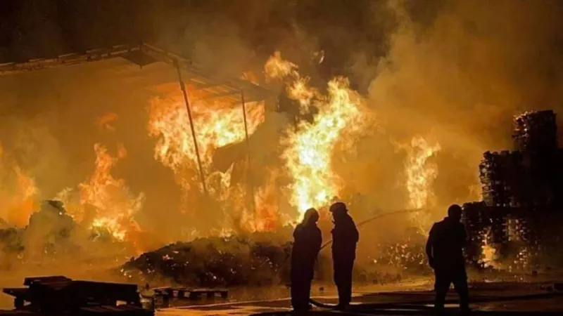 Bursa'da Palet Fabrikası Kül Oldu! Alevler Geceyi Aydınlattı