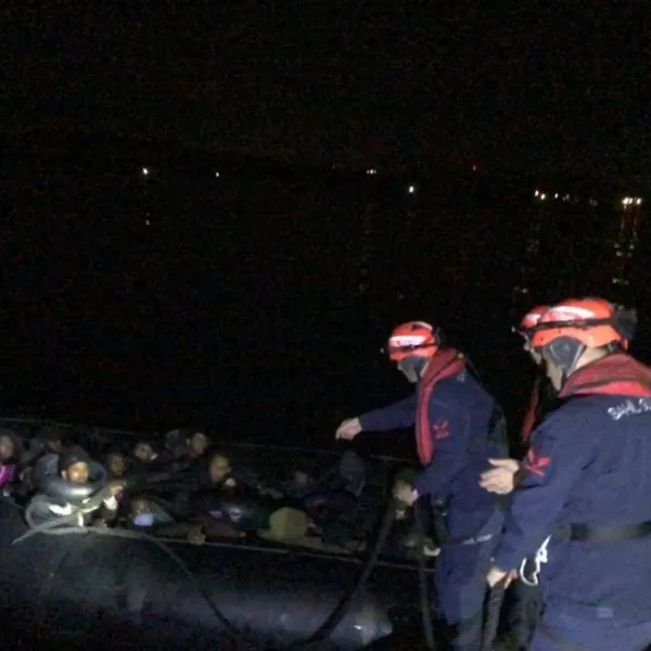 Çeşme'de Şok Baskın! 48 Göçmen Lastik Botta Yakalandı!