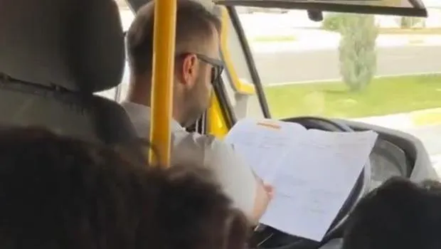 Kitap Okuyan Minibüs Şoförü Kovuldu! İşte Olayın Perde Arkası