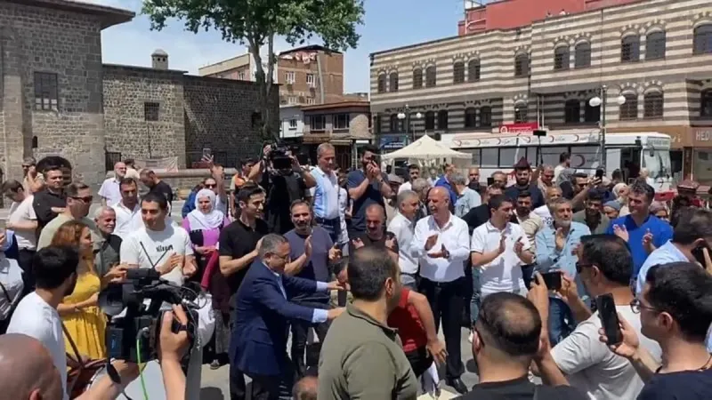 Diyarbakır'da Halay Coşkusu! PKK Fesih Kararı Sonrası Bayram Havası