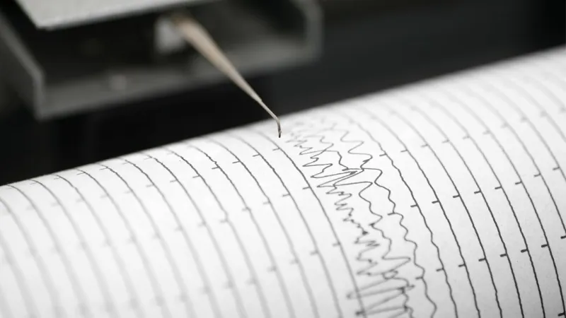 Ege'de Korkutan Deprem! İzmir Sallandı mı? İşte İlk Bilgiler