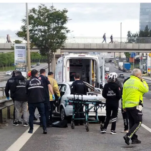 İstanbul'da Feci Kaza: Otobüs ve Refüje Çarpan Otomobil Faciası!
