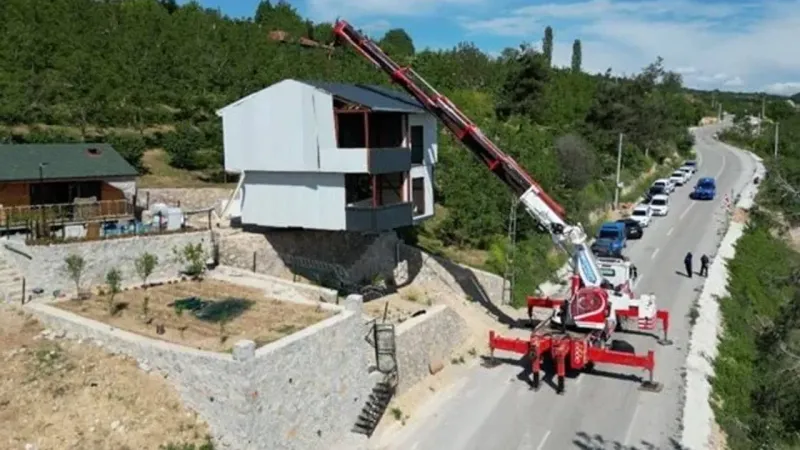 Uçan Villa Sahibi Konuştu: Yıkılmasın Diye Vinçle Taşıdım!