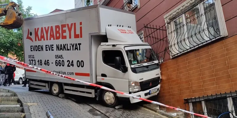 Kağıthane'de Nakliye Kamyonu Az Kalsın Bina Yıkıyordu!