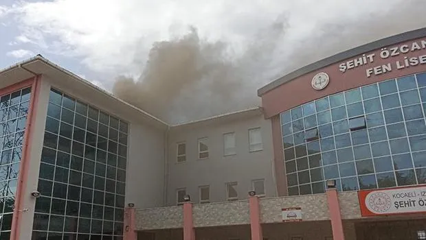 Lisede Korkunç Yangın! Öğrenciler Panikle Tahliye Edildi